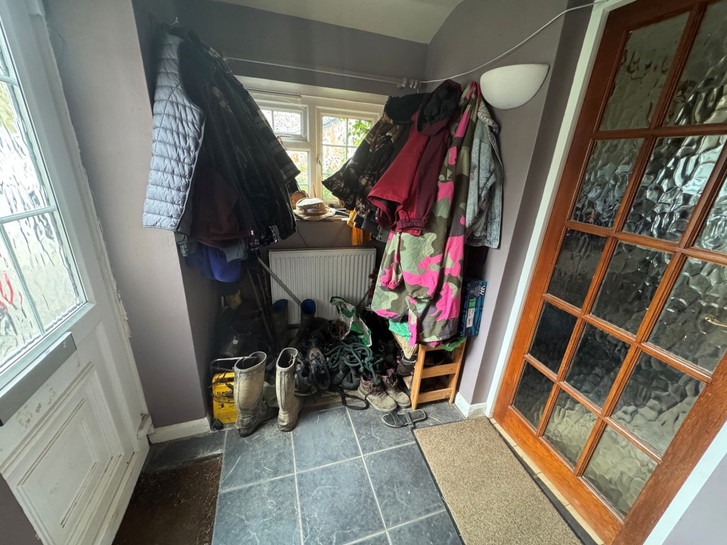 Lot: 20 - THREE-BEDROOM SINGLE-STOREY DWELLING - A FREEHOLD INVESTMENT - Entrance hall